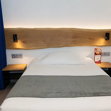 Hostal Paris-3